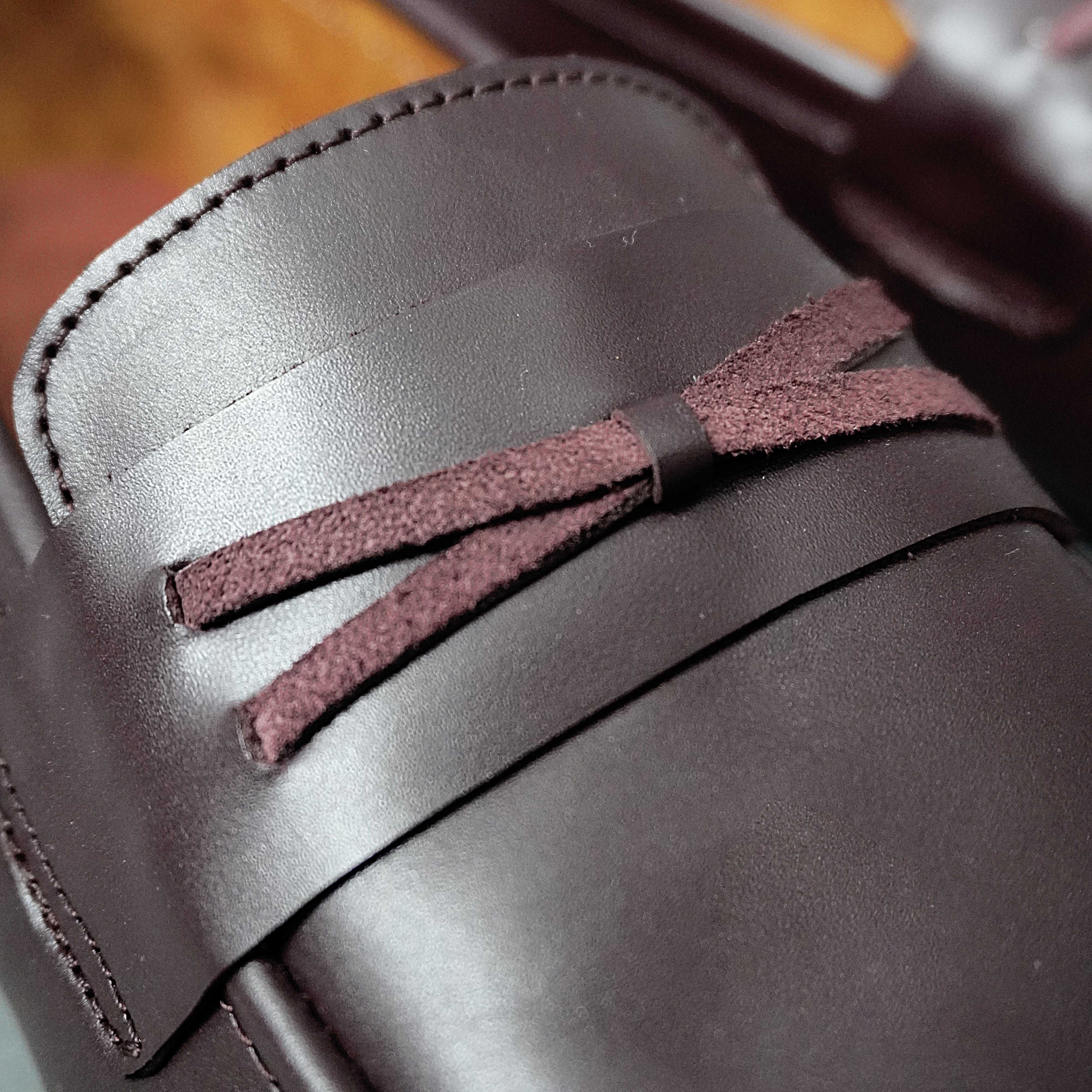MOCCASIN BOW TASSEL BURGUNDY