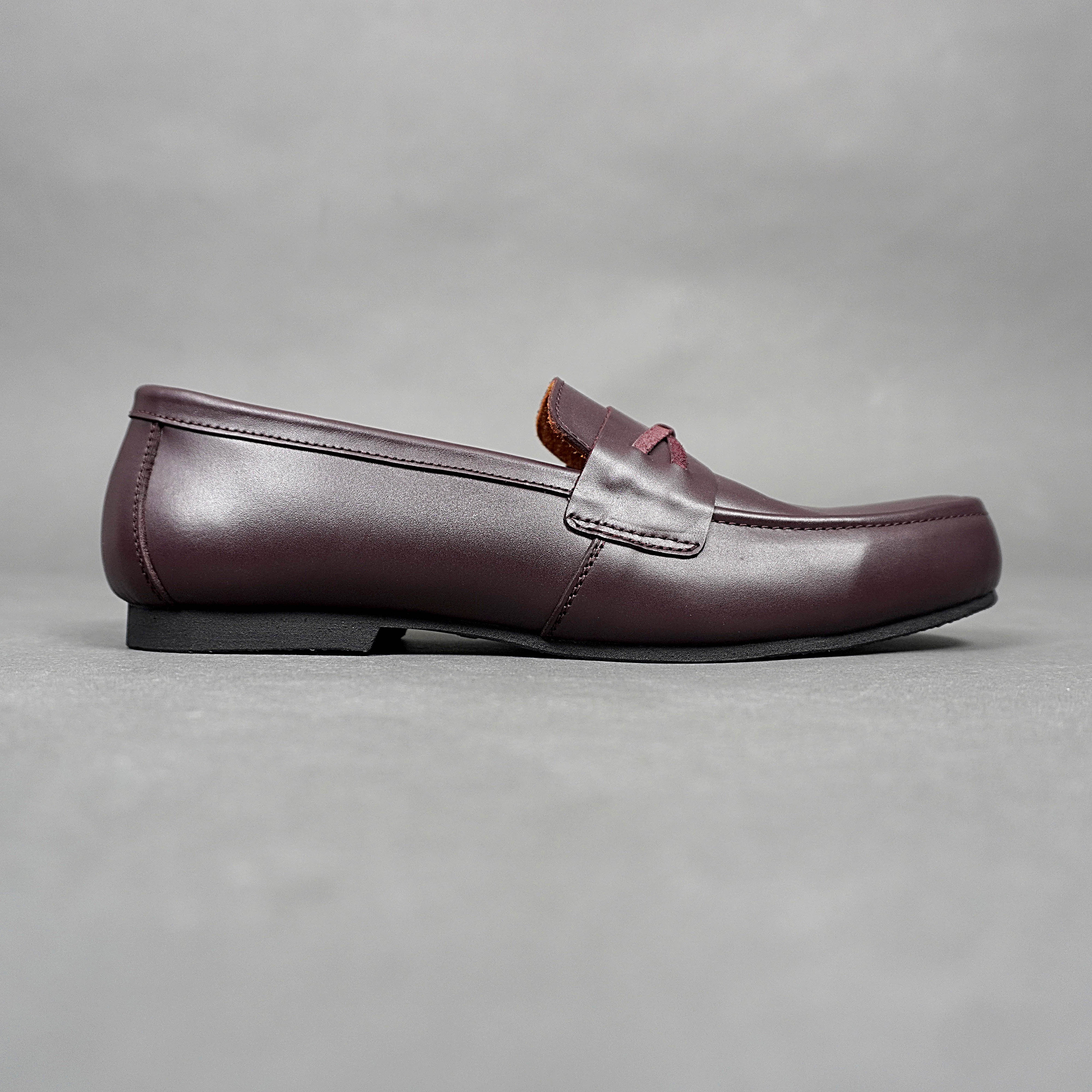 MOCCASIN BOW TASSEL BURGUNDY