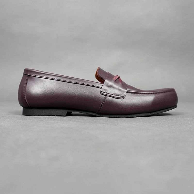 MOCCASIN BOW TASSEL BURGUNDY