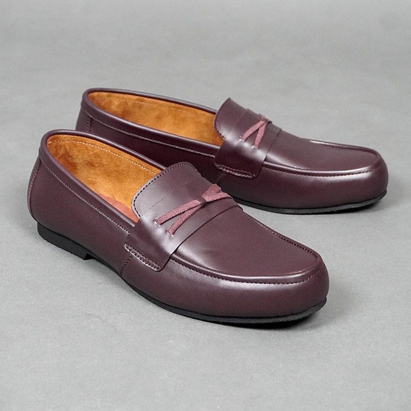 MOCCASIN BOW TASSEL BURGUNDY